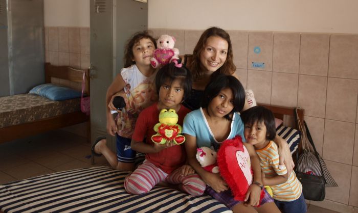 Lea Zimmermann mit 4 Kindern in Bolivien