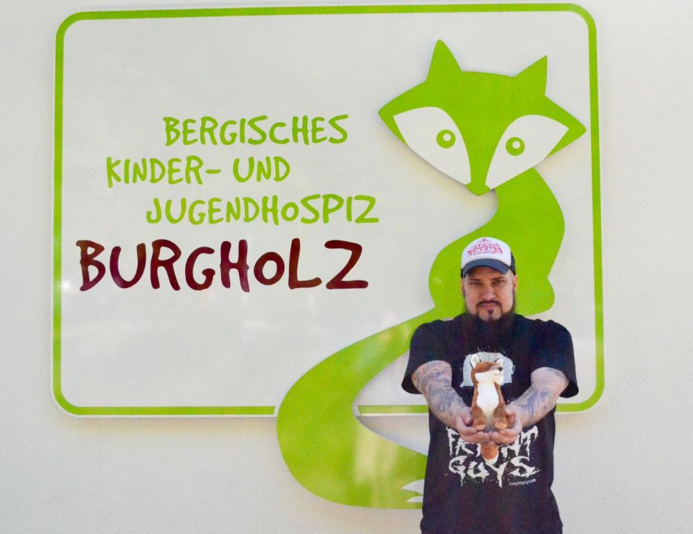 Fright Guys Kinderhospiz Burgholz Axel Feldmannvor dem Logo des Kinderhospiz