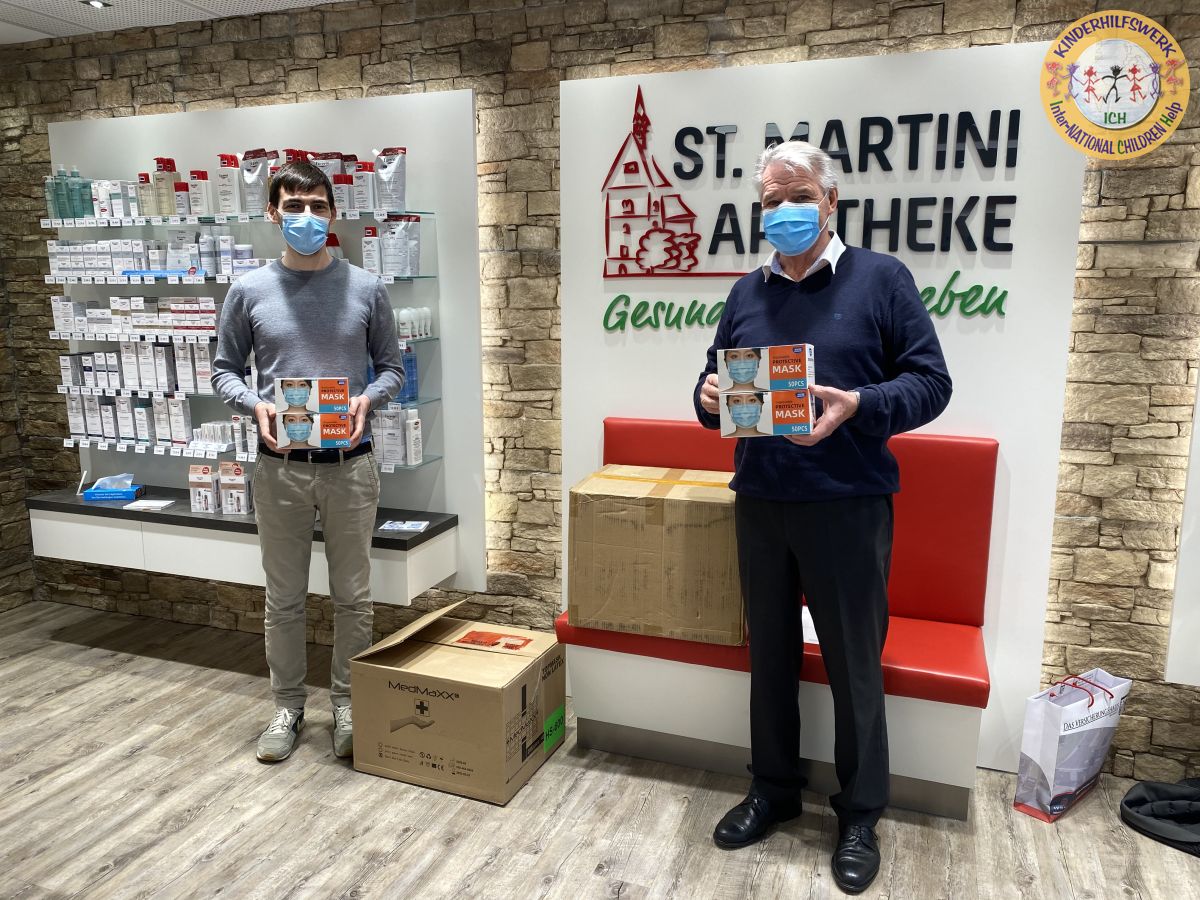 Schützend helfen – St. Martini Apotheke spendet 5.000 Masken für Kinder