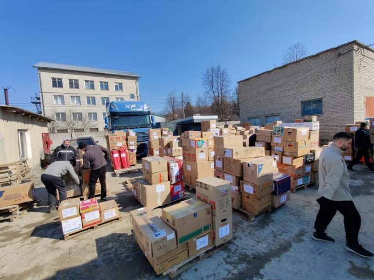 Viele Helfer vor Ort packen mit an
