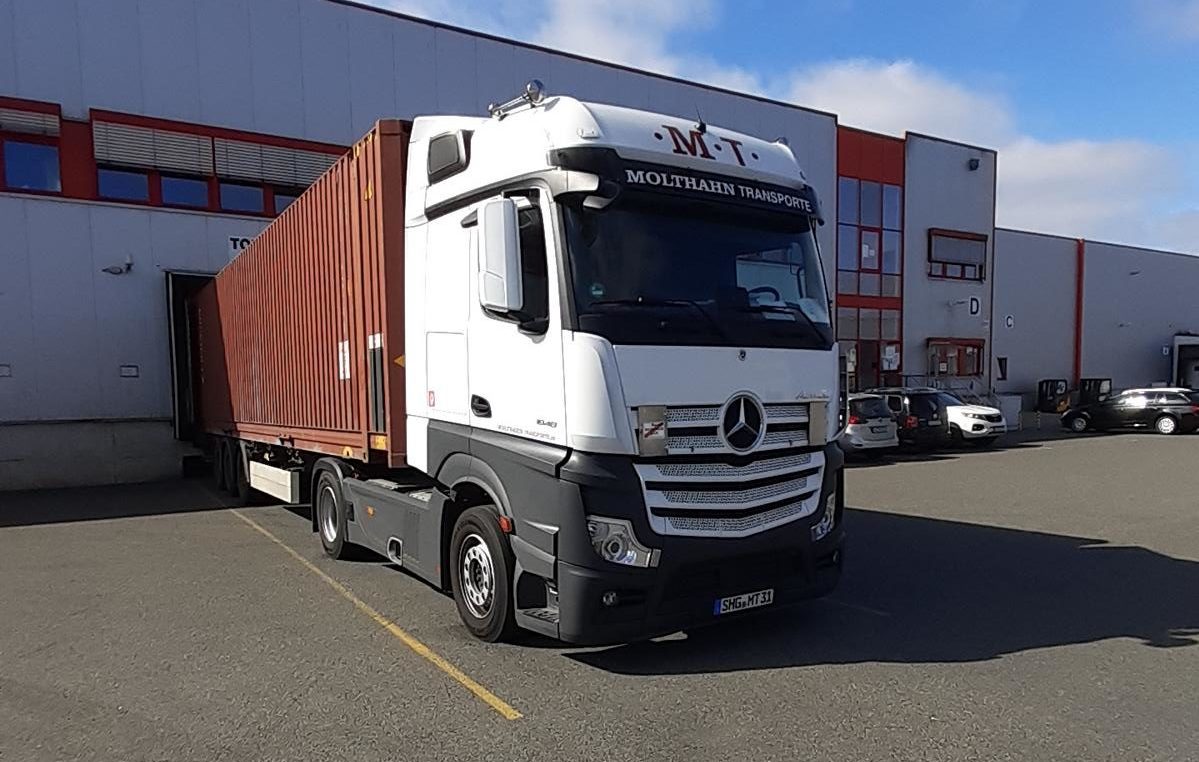 MT-Truck mit PCC Container beim Verladen in Soltau