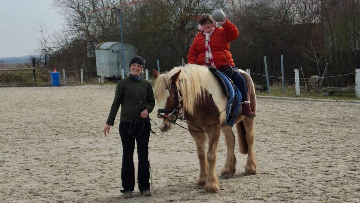 400 € für Madeleine: ICH e.V. unterstützt Hippotherapie für Mädchen mit Trisomie 21