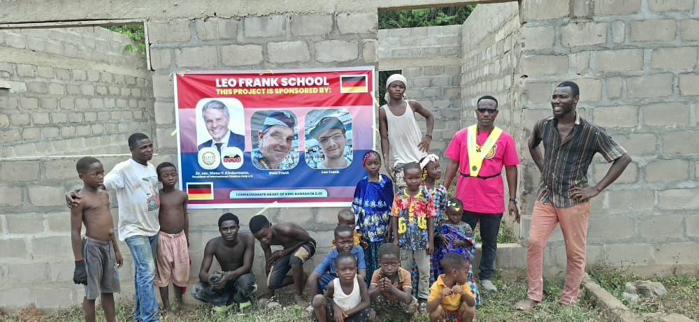 Schulmöbelspende Ghana: Grundschule Bremen spendet komplette Schuleinrichtung für Einsatz in Ghana