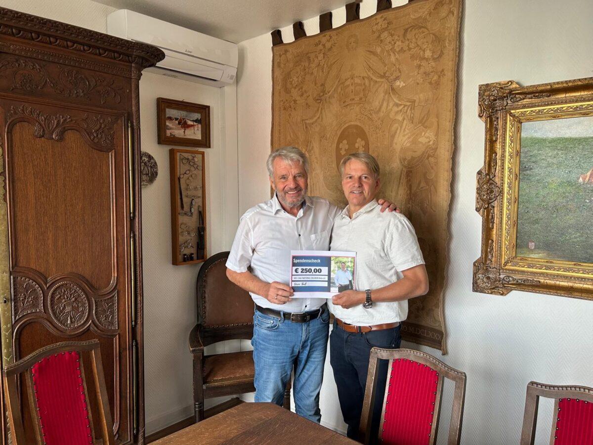 Oliver Theiß überreicht dem Präsidenten des Kinderhilfswerks ICH e.V., Dr. Dieter F. Kindermann, eine Spende in Stadthagen.