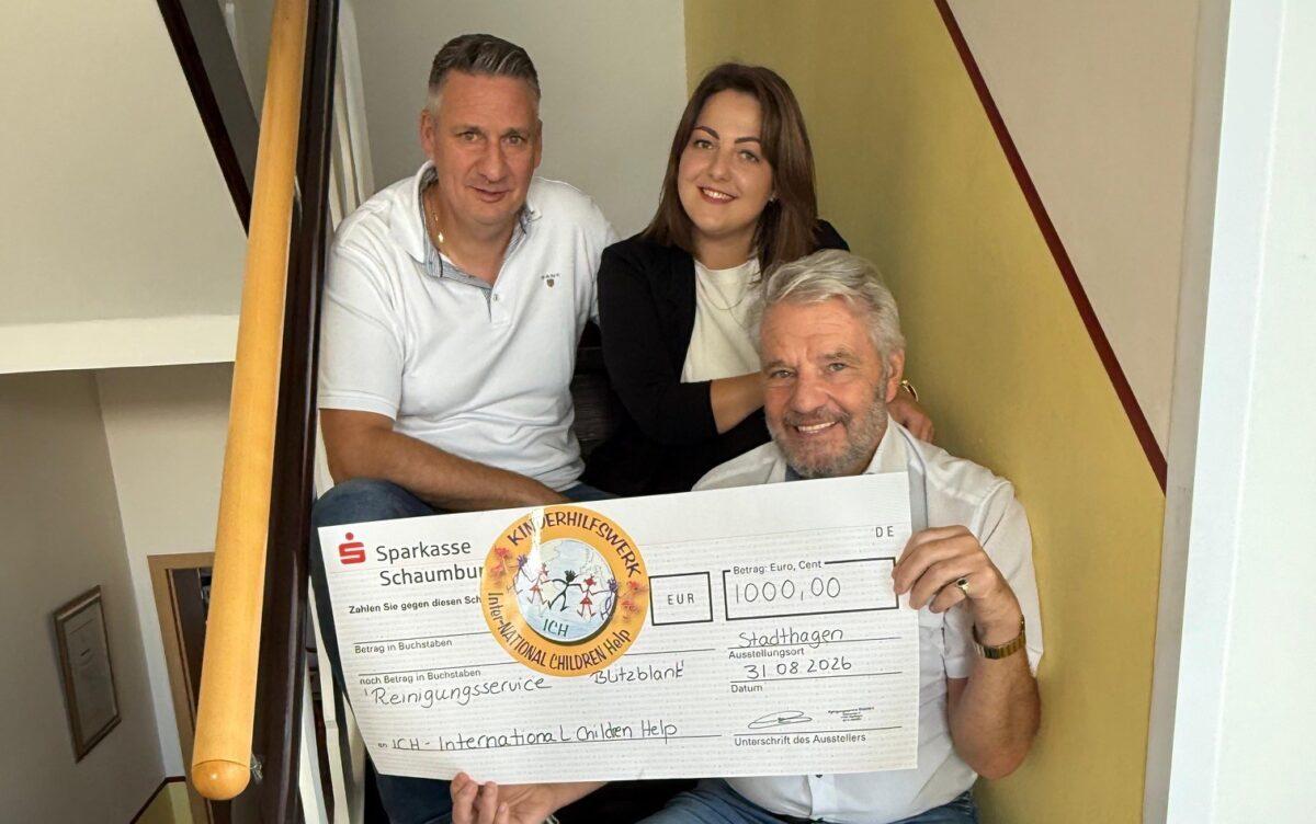 Zissis Baxewanidis und Jessica Cieslar vom Reinigungsservice Blitzblank übergeben die Spende an Dr. Dieter F. Kindermann, Präsident des Kinderhilfswerks