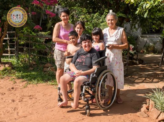 Paraguay Rollstuhlübergabe - Marcela mit Eltern